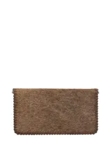 Billetera tipo zip-around Rockford de cuero con pelo 100% natural en color marrón, con bordes trenzados y el logo de la marca grabado en el frente.