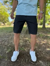 Bermuda de jean estilo cargo con bolsillos laterales con solapa y corte oversize.