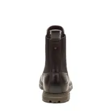 Bota tipo Chelsea de Caterpillar, confeccionada en cuero envejecido color marrón oscuro. Presenta paneles laterales elásticos, tirador en la parte superior y suela de goma dentada para mayor tracción.