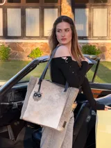 Bolso shopper de pelo color gris con detalle de aplique en forma de búho.