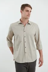 Camisa de vestir de hombre color gris oscuro, de manga larga y corte clásico.