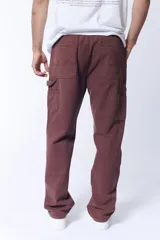 Pantalón marrón de corte recto, estilo carpintero, con múltiples bolsillos y presillas para herramientas.