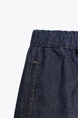 Pantalón de jean de tiro alto con corte de pierna ancha, cintura elástica con cordón ajustable y bolsillos laterales.