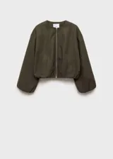 Chaqueta tipo bomber de tejido ligero en color verde oliva, con diseño oversize, cierre frontal de cremallera, bolsillos laterales y bajo con detalle fruncido. Presenta mangas largas con puños elásticos y fruncidos.