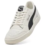 Championes urbanos Puma modelo Majesty, color beige con franja lateral característica en negro y detalle de firma en el lateral. Presenta suela de goma con textura y perforaciones en la puntera para mayor ventilación.