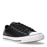 Championes Converse modelo Chuck Taylor All Star de corte bajo, confeccionados en cuero negro con textura granulada. Presentan puntera de goma blanca, cordones negros a tono y suela de goma vulcanizada con la clásica franja negra.