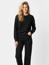 Buzo negro de lana con lentejuelas bordadas, cuello redondo y corte clásico. Marca Q2, talle Medium.