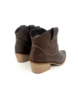 Bota texana corta de cuero color marrón chocolate, con taco de madera y bordados decorativos en el empeine.