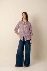 Camisa de lino a rayas verticales color rosa y azul marino, con cuello mao y puños elásticos.