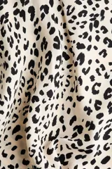 Pollera midi asimétrica de viscosa, con estampado animal print de leopardo, tiro alto y elástico oculto en la cintura. Presenta costura diagonal en las caderas y caída al bies con bajo irregular.