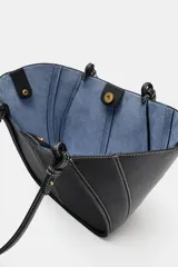 Cartera tipo shopper midi de cuero sintético negro, con costuras pespunteadas en contraste y doble asa de hombro.