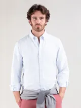 Camisa de hombre oxford con diseño de rayas, corte Regular Fit, cuello buttondown y cierre frontal con botones. Presenta mangas largas con puño simple y logo bordado en el pecho.