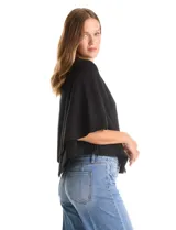 Capa de punto color bordó con diseño envolvente de doble capa superpuesta. Presenta cuello a la base, cierre frontal con botones y mangas estilo japonés con terminaciones acanaladas.