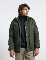 Campera de abrigo estilo parka, color verde militar, con capucha desmontable, cierre frontal con botones y múltiples bolsillos funcionales en pecho, cintura y manga.