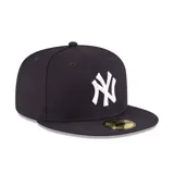 Gorra New Era 59FIFTY de los New York Yankees, color negro con logo bordado en blanco en el frente. Presenta un parche conmemorativo en el lateral izquierdo, el logo de la MLB en la parte trasera y el logo de New Era bordado en el lateral izquierdo.