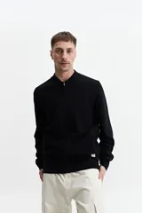 Campera tejida de punto color beige, con cuello rib, puños y bolsillos laterales.