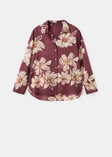 Camisa de manga larga color marrón con estampado floral grande en tonos beige y blanco, cuello camisero y cierre frontal con botones.