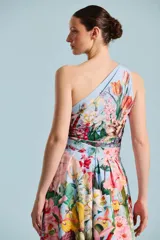 Body celeste con estampado floral multicolor, de un solo hombro y diseño entallado.