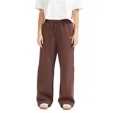 Pantalon tipo jogger de corte ancho, color marrón, con cintura elástica ajustable mediante cordón y pequeño logo bordado en la parte frontal.