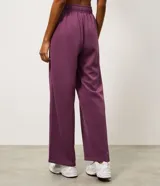 Pantalón deportivo de modal color azul marino, de corte ancho y relajado, con cintura elástica y bolsillos laterales.