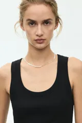 Musculosa entallada de punto de algodón acanalado con cuello redondo.