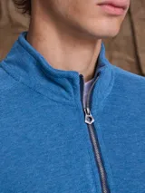 Fleece de algodón color gris melange, con cuello alto y cierre frontal parcial. Diseño de manga larga con puños y ruedo acanalados.