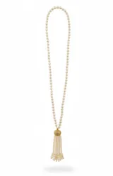 Collar largo compuesto por perlas clásicas, con un dije central en forma de borla de perlas y una pieza superior esférica con incrustaciones de zirconia.