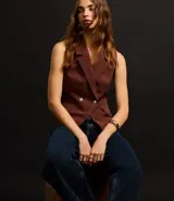 Pantalón de jean de corte wide leg, tiro alto, con bolsillos delanteros y traseros.