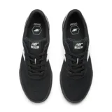 Championes urbanos New Balance modelo NM272, color negro con logo "N" en blanco en los laterales, confeccionados en gamuza y lona.