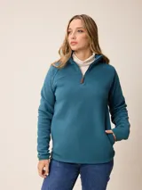 Sweater de polar con medio cierre frontal, cuello alto y mangas largas. Presenta un diseño liso en color azul petróleo con un pequeño logo bordado en el pecho.