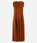 Vestido midi Marfinno confeccionado en suede sintético de tacto suave. Presenta corte evasé, cuello redondo, diseño sin mangas, recortes estructurados y falda amplia con caída fluida.