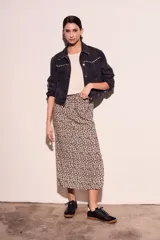 Falda midi de viscosa con estampado animal print, cintura elastizada con cordón ajustable y tajo lateral.