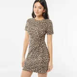 Vestido corto de manga corta con estampado animal print en tonos beige y marrón. Presenta un nudo drapeado en la parte delantera.