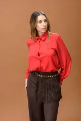 Camisa de corte clásico y diseño elegante, confeccionada en tejido liviano con excelente caída. Presenta cuello camisero, cierre frontal con botones y mangas largas con puños ajustados.