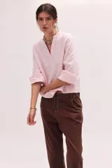 Blusa de lino color marrón con cuello mao, escote en V y mangas largas.