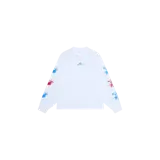 Remera de manga larga blanca de Eme Studios, con cuello redondo, pequeño logo estampado en el pecho y gráficos estampados a lo largo de las mangas en tonos azul y rojo.