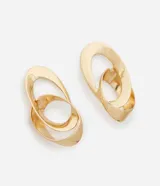 Aros colgantes de metal con baño dorado, diseño orgánico de formas ovales entrelazadas y acabado brillante.