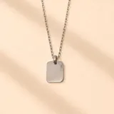 Collar de cadena de eslabones con dije rectangular liso de superficie pulida, fabricado en plata 925.