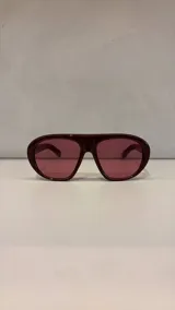 Lentes de sol con diseño aviador oversized y armazón grueso de acetato oscuro.