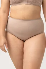 Bombacha modeladora tiro alto color piel, confeccionada con tela de lycra reforzada.