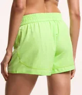 Bermuda runner deportiva Get Over de microfibra ligera color verde lima, con cintura elástica y diseño con textura microperforada.