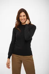 Sweater de punto tipo media polera en color negro, de calce entallado y manga larga. Presenta cuello alto y terminaciones acanaladas en puños y cintura.