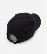 Gorra negra de sarga de algodón, con visera curva y bordado frontal con las letras "NY". Ajuste trasero con hebilla metálica.