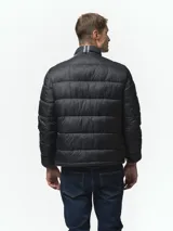 Campera 3 en 1 de diseño funcional, compuesta por una capa exterior semi impermeable con capucha ajustable y puños con velcro, y una capa interior capitoneada y abrigada. Ambas piezas pueden utilizarse juntas o por separado. Cuenta con cierre frontal, bolsillos laterales y un bolsillo en el pecho, todos con cierre.