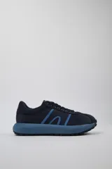 Championes Camper modelo Path, color azul marino con detalles en celeste y suela gruesa azul.