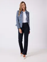 Chaqueta de tweed azul con cuello a la base, abertura central y bolsillos delanteros. Presenta detalles de denim en los bolsillos y puños, con botones perlados. Terminación desflecada y forro interno.