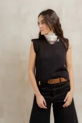Pantalón de pierna ancha con tiro medio, confeccionado en brin de algodón con spandex. Presenta costuras a contratono y cierre frontal con botón.