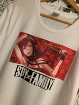 Remera blanca de algodón con estampado de Yor Forger del anime Spy x Family.