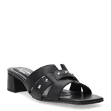 Sandalias tipo zueco de cuero negro con puntera cuadrada, taco bloque bajo y tiras anchas decoradas con tachas metálicas plateadas.