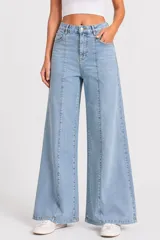 Pantalón de jean de tiro alto y corte ancho, con costuras verticales decorativas en el frente.
